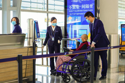 老人也能輕松“飛” 旅客票務(wù)代理為老年出行保駕護航